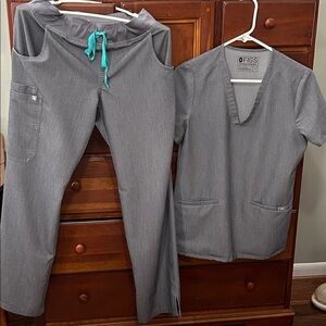 Figs SET of Graphite Gray Top/Pant Scrubs for Women .   Size SMALL